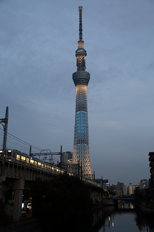 絵画〜夕暮れのスカイツリーを眺めて♫