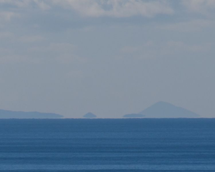 伊豆大島の見える冬 七里ヶ浜だより Letters From South Shore 伊豆大島の見える冬 七里ヶ浜だより Letters From South Shore