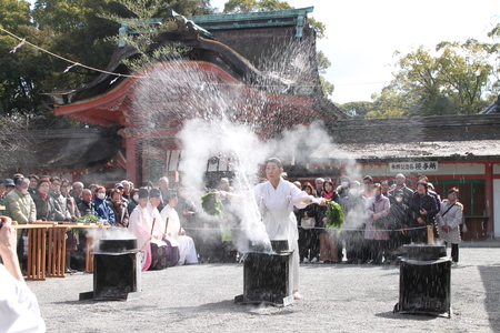 男山八幡宮　湯炊き神楽_e0048413_1873212.jpg