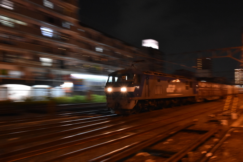 闇鉄なんか怖くない 夜の流し撮り練習その１ 行こか沿線 帰ろか家に ここは思案の社長室