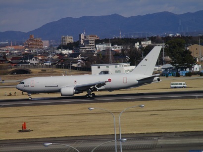 月曜日にしては空自が賑やかだったな・・・_e0352409_17503317.jpg