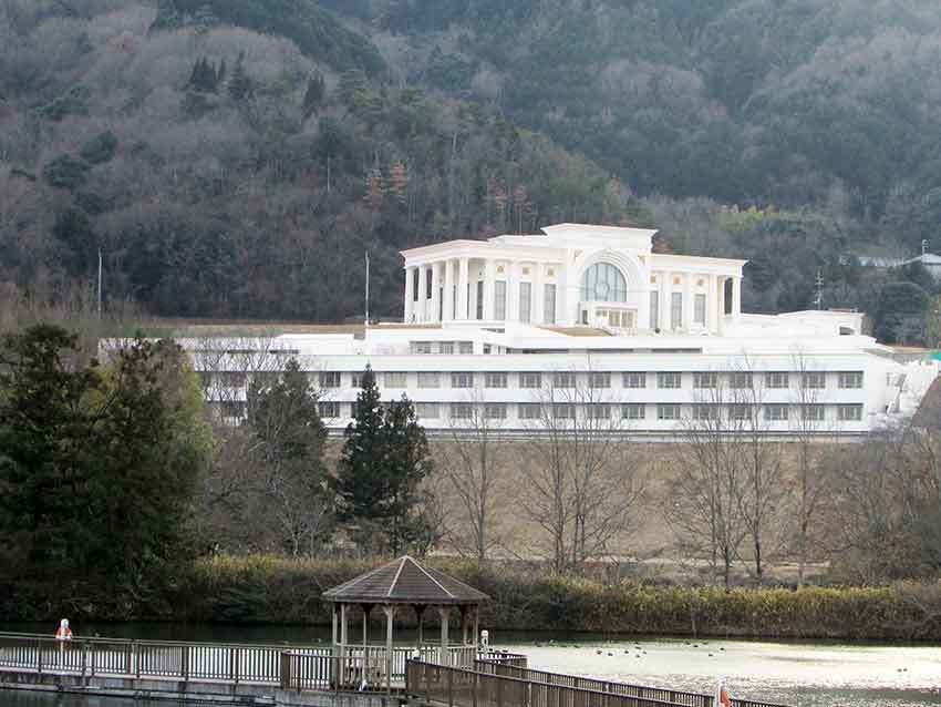 聖地エル・カンターレ生誕館」と「掘割峠」と「船戸大明神