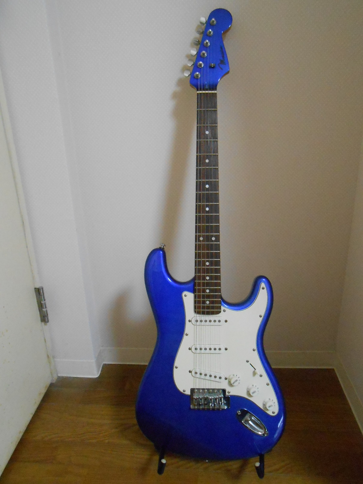 Mavis ST-200 メタリックブルー : ぎたろうの安ギター伝説