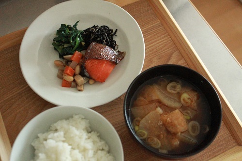 鮭の味噌粕漬けと煎り豆腐がおいしい朝ごはん - はぐくむキッチン