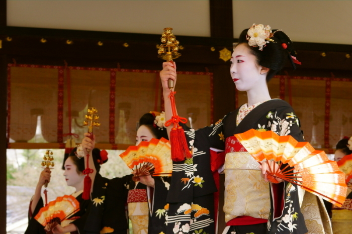 八坂神社節分祭より　宮川町奉納舞踊_e0177413_19531623.jpg