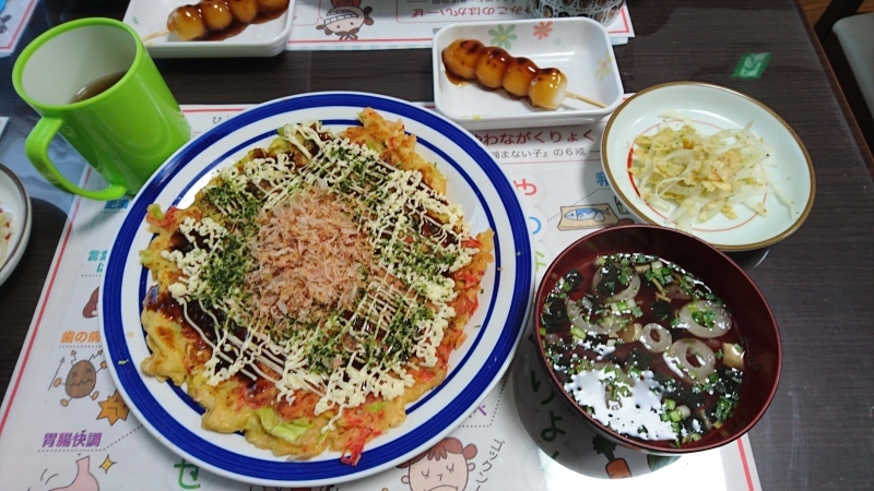 ひまわり荘 朝食  お好み焼き・玉ねぎポテチ合え・お吸いもの・みたらし団子_c0357519_08374026.jpg