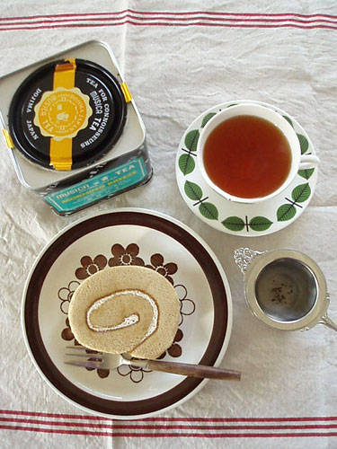 コンビニの「黒蜜きなこロールケーキ」に紅茶が合う♪_e0135246_11213439.jpg