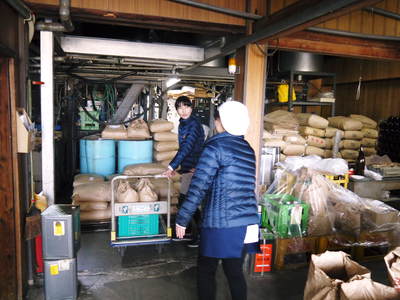 菊池水源産『白えごま油』の販売に向け、㈲堀内製油さんに搾油作業の依頼に行ってきました!(前編)_a0254656_2033849.jpg