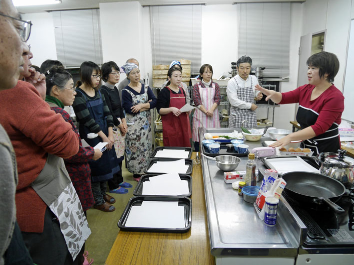 仕事帰りの料理教室に参加、お土産に恵方巻とロールケーキ_c0014967_8495742.jpg