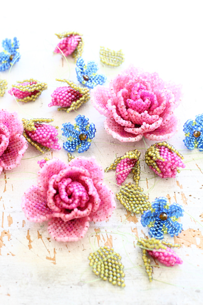 ビーズステッチで薔薇と青い小花のカラーバランス フェルタート R オフフープ R 立体刺繍作家pienisieniのブログ