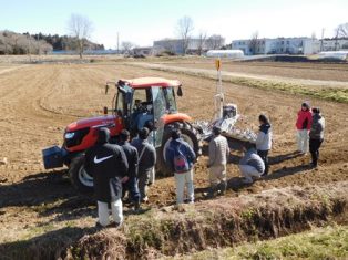 農業部農学科1年生がレーザーレベラーの作業を見学 : 農大ブログ