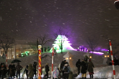 上杉雪灯篭まつりの目玉雪像・上杉城雪像のライトアップ_c0075701_20064757.jpg