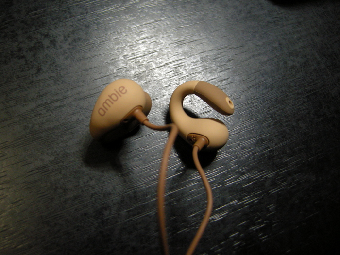 レビュー 耳を塞がないイヤホン Ambie Sound Earcuffs アンビー サウンドイヤカフ Am 01 T Kamo De Tokyo レビュー 耳を塞がないイヤホン Ambie Sound Earcuffs アンビー サウンドイヤカフ Am 01 T Kamo De Tokyo