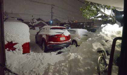 24時間経って......今晩はゆっくりTVを見てます.....まあ〜雪かきで..._b0194185_22232180.jpg