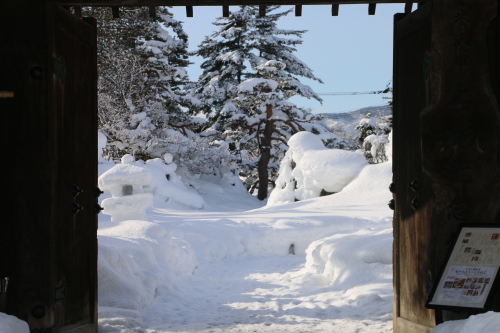 まつりが終わり陽光を浴びる雪灯篭を眺め米沢キャンパスへ・８_c0075701_19050454.jpg