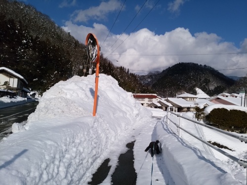 青空が綺麗です。でも畑は　又、雪の下に・・・・。_c0300035_17285422.jpg