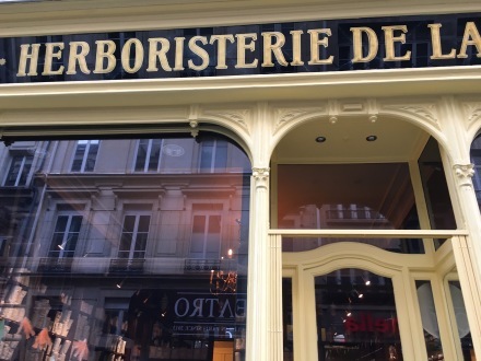 パリで一番古いハーブ屋さん Herboristerie de la Place Clichy　ハーブティーとマッサージオイル  paris_a0199262_14284755.jpg