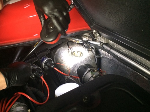gt4のガソリン漏れ_a0129711_2123031.jpg