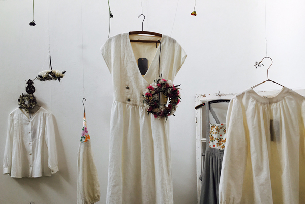 【記憶の中のグランマ】ヨーロッパの田舎のおばあちゃまの花々と洋服と_a0017350_02293623.jpg