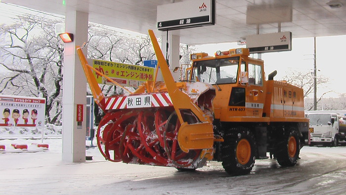 ロータリー式の除雪車 流れの向こうに