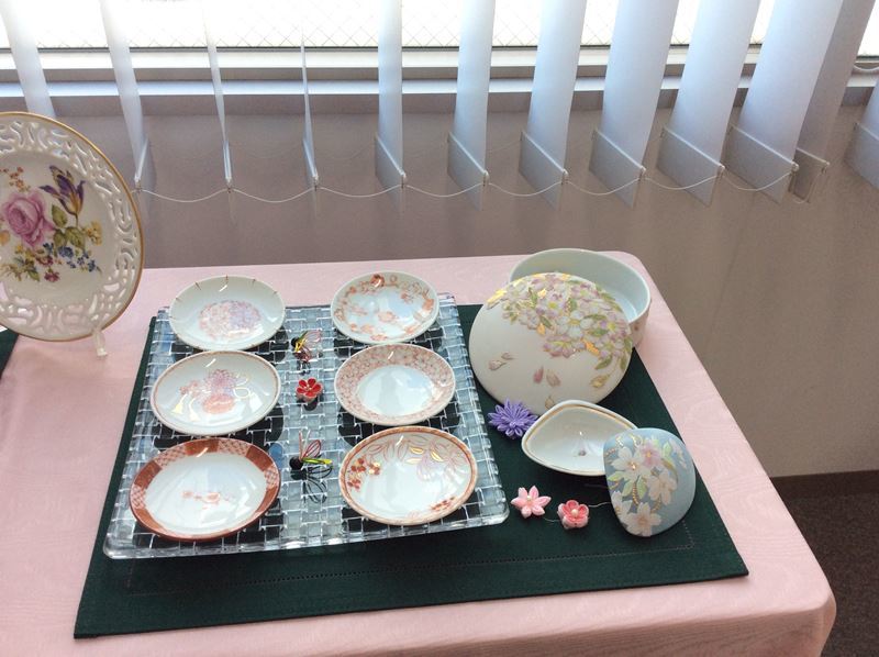 『暮らしを彩るチャイナペインティング』作品展示中♪_c0357605_14182657.jpg