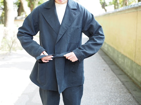 AURALEE WASHED LINEN BELTED JACKET : Chalt