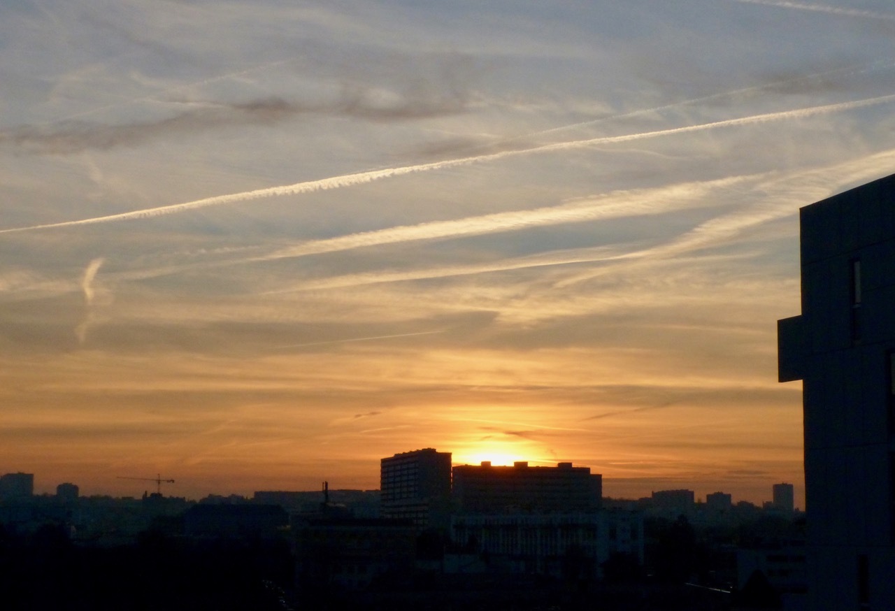 夕焼けも幾らか春の色をして 光と影をおいかけて 夕焼けも幾らか春の色をして 光と影をおいかけて