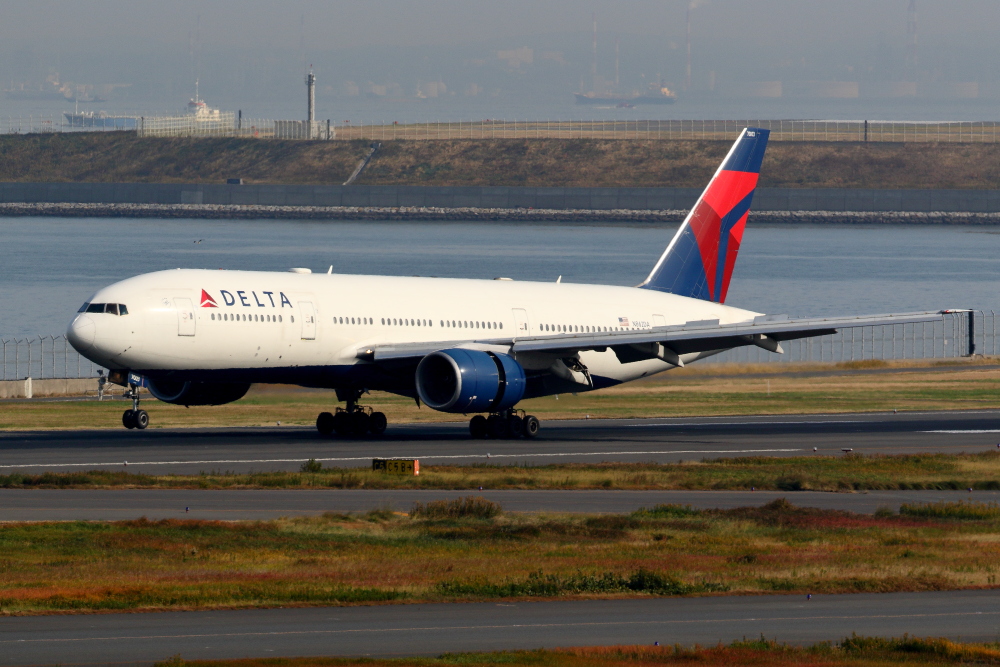 デルタ航空 B777-200ERが降りてきた : 南の島の飛行機日記