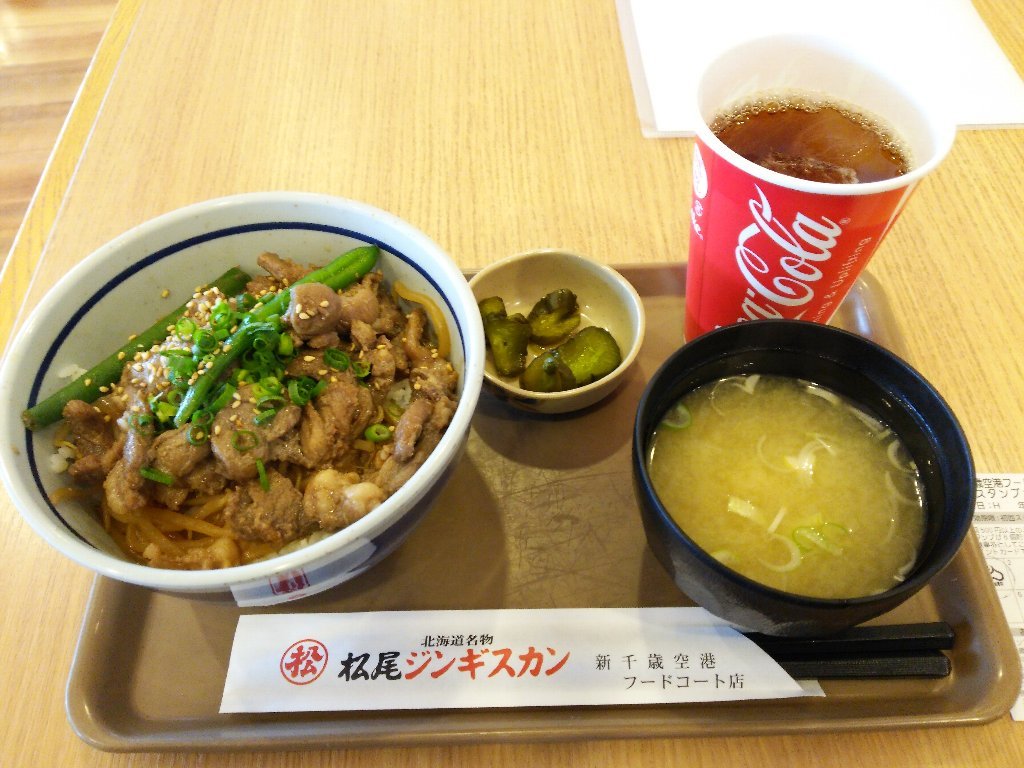 ジンギスカン丼（松尾ジンギスカン 新千歳空港フードコート店）_b0128821_12271428.jpg