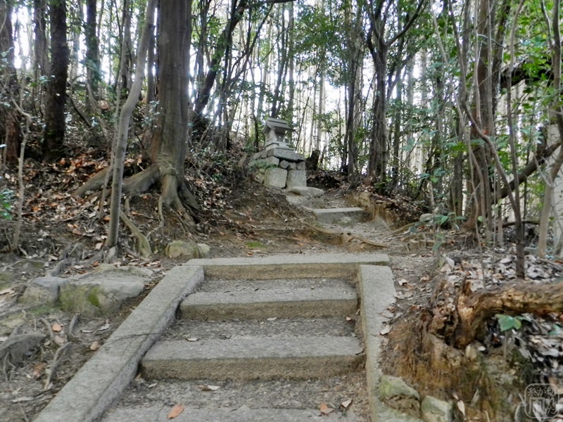 阿為神社の中の他の神社。_c0212783_05225695.jpg