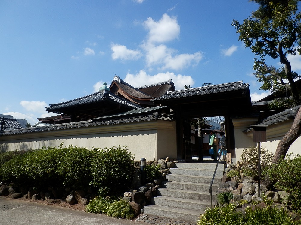 スズキ バレーノ Cmの風景地から線香の香りとツタのからまるキャンパスへ クルーカットと正ちゃん帽