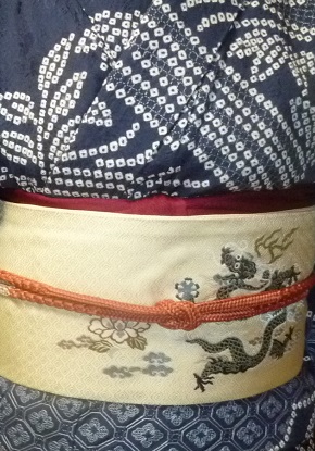 いちごの花さん・絞りとスワトウ刺繍の着物に龍の帯。_f0181251_17124511.jpg