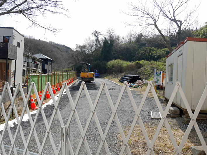 台峯谷戸の池浚渫のための仮設道路施設工事ほぼ完了_c0014967_18214748.jpg