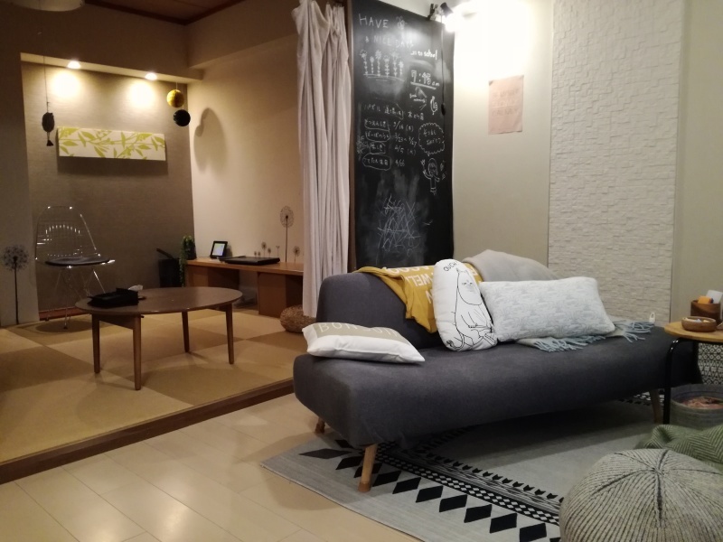 ソファーの配置を少しかえてテーブルをなくしてみる。＆新学期におすすめの柄の選べる名入鉛筆☆_f0370138_09565630.jpg