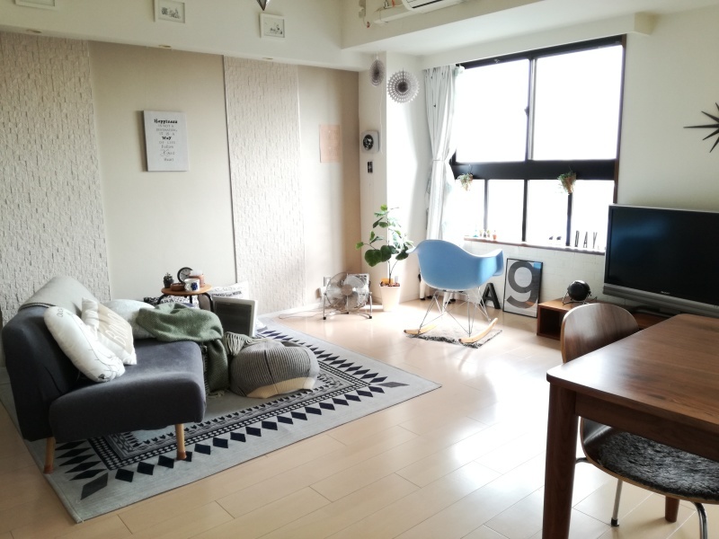 ソファーの配置を少しかえてテーブルをなくしてみる。＆新学期におすすめの柄の選べる名入鉛筆☆_f0370138_10111153.jpg