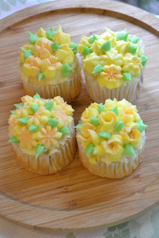 黄色いお花のカップケーキ_a0214059_05560946.jpg