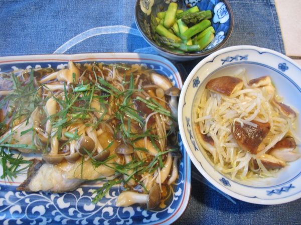 最近の夕食より　♪海鮮丼、牛肉とパプリカのオイスターソース炒め等♪_e0351091_338166.jpg