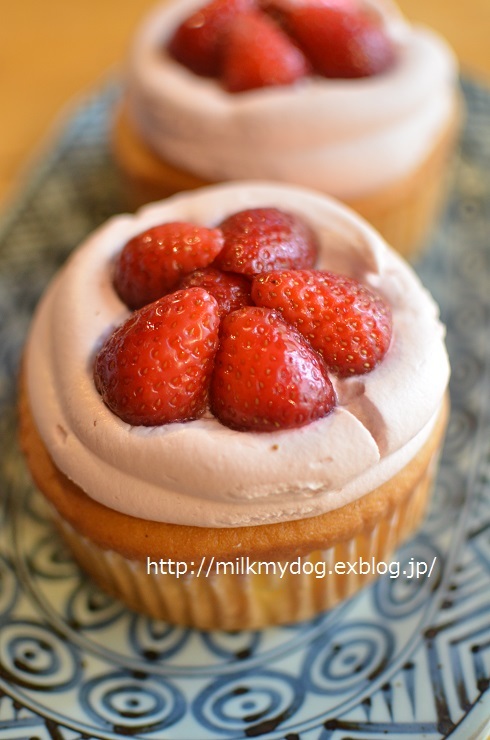 コストコのイチゴカップケーキ 揚げたてエビフライ コストコのイチゴカップケーキ 揚げたてエビフライ