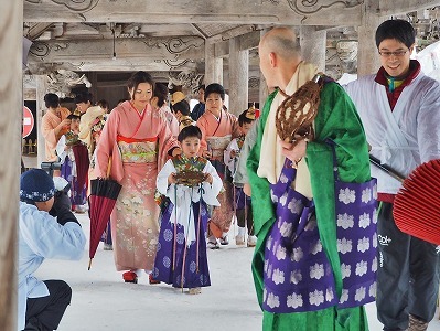 裸押合い大祭(稚児行列)_c0336902_11271043.jpg