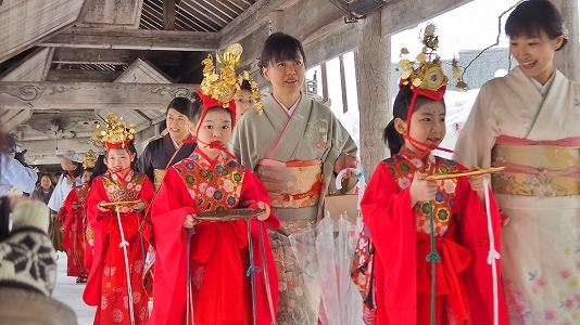 裸押合い大祭(稚児行列)_c0336902_11272220.jpg