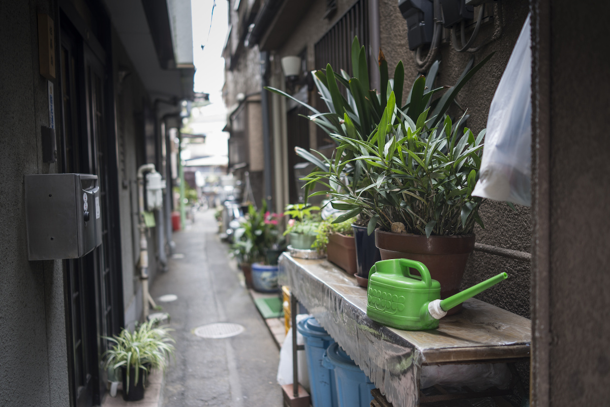 如雨露のある路地_a0308396_20430499.jpg