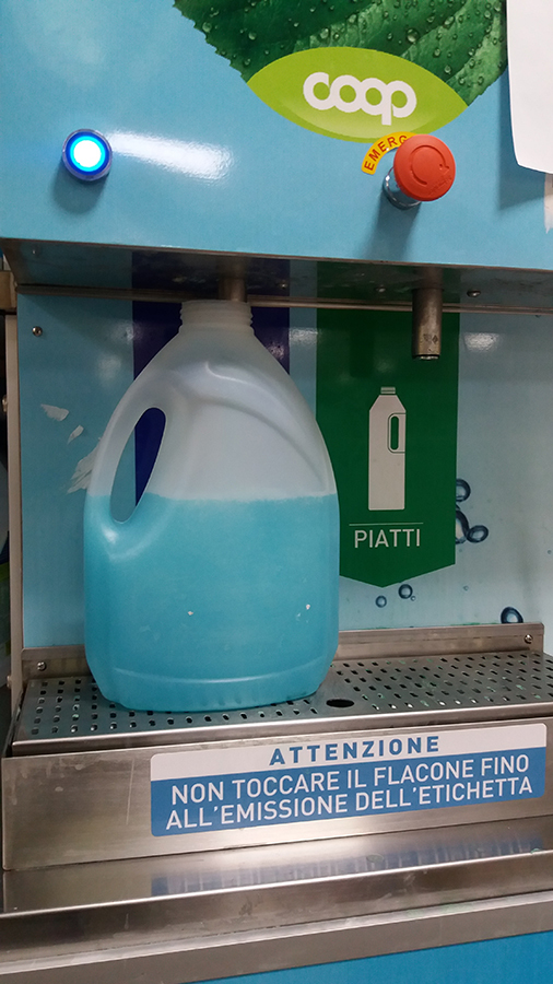 洗剤はこんな風にして詰め替えます_f0106597_02245513.jpg