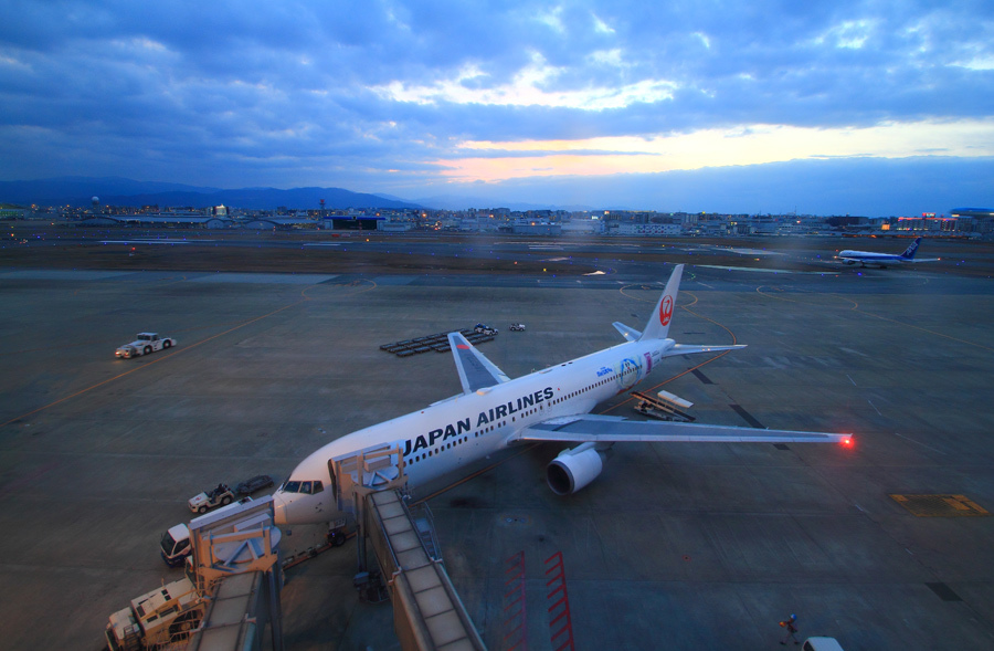 黄昏の福岡空港(動画あり)_e0093903_22280537.jpg