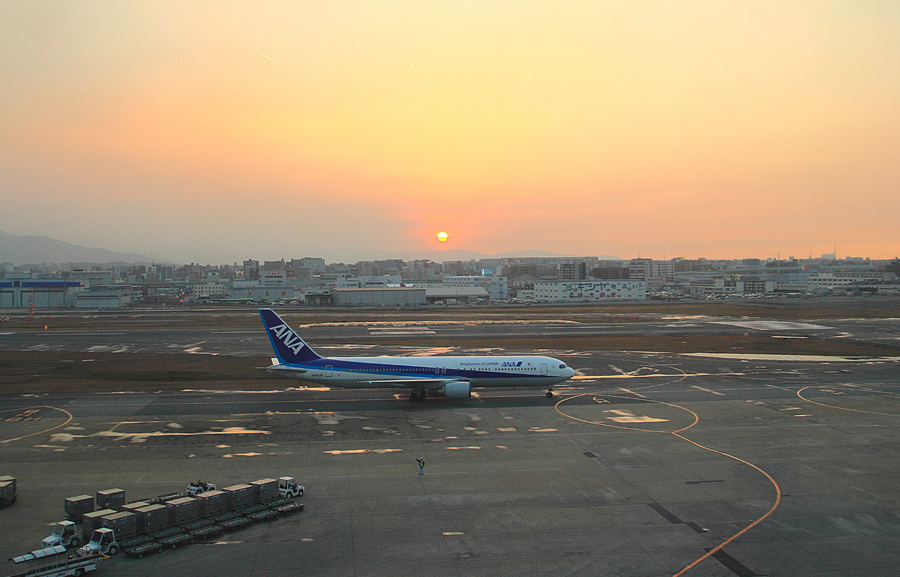 黄昏の福岡空港(動画あり)_e0093903_22282430.jpg