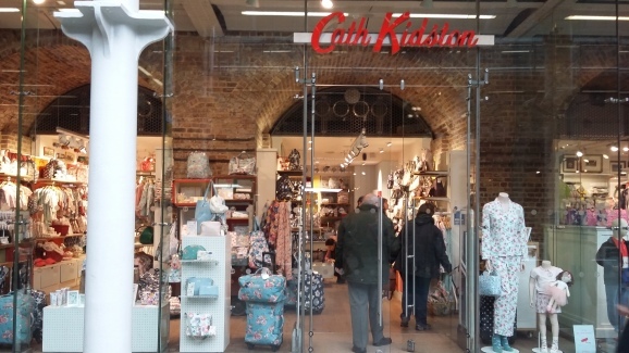 お土産も全部揃っちゃう！King\'s Cross / St. Pancras駅って？_a0194964_00342786.jpg