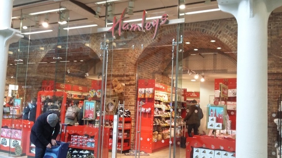 お土産も全部揃っちゃう！King\'s Cross / St. Pancras駅って？_a0194964_00402733.jpg