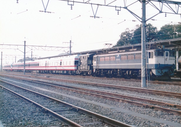200系 : 赤い電車は臼い線