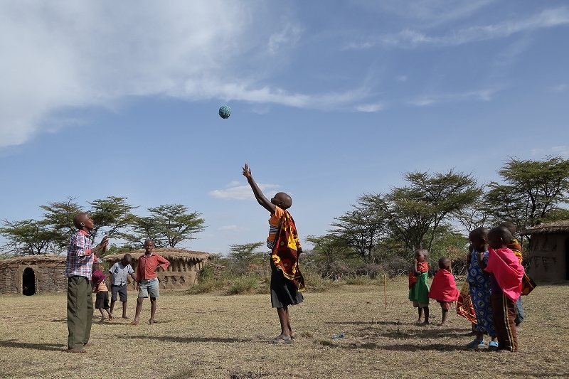 マサイ族の子供たち バレーボールと サッカーと お手伝い そして夕陽 旅プラスの日記