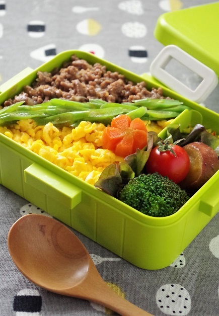 今週のお弁当 ~サーモンのカレームニエル~_f0168317_21580689.jpg