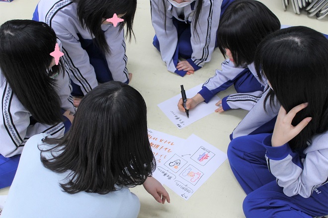 燕中等教育学校においてワークショップ「わたしって何色?」を行ないました_c0167632_14364532.jpg